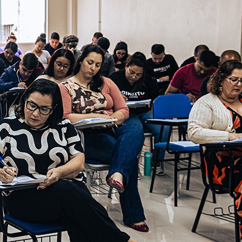 Estudante lendo um livro